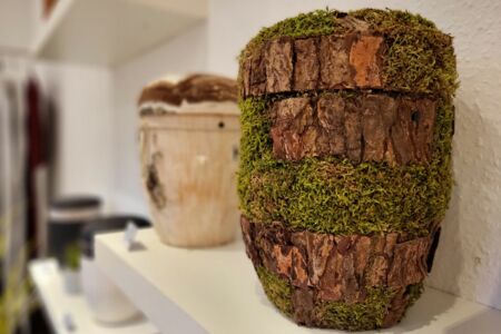 Urnen in der Ausstellung von Bestattungen Schnabel in Iserlohn